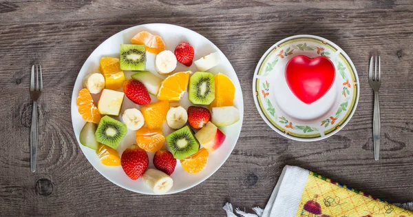 Plato de fruta fresca y plato de corazón, concepto de salud —  Fotos de Stock