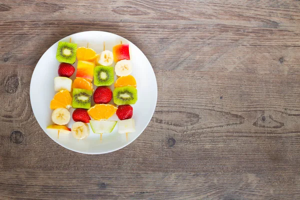 Prato de espetos de frutas com lugar para o texto — Fotografia de Stock