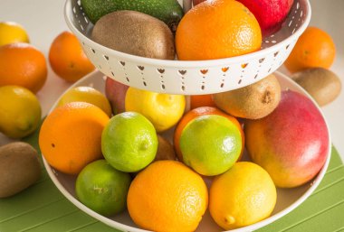 Masa lambası üzerinde taze meyve