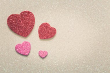 Kalpleri üzerinde yazıt için bir yer ile Sevgililer günü parlak arka plan