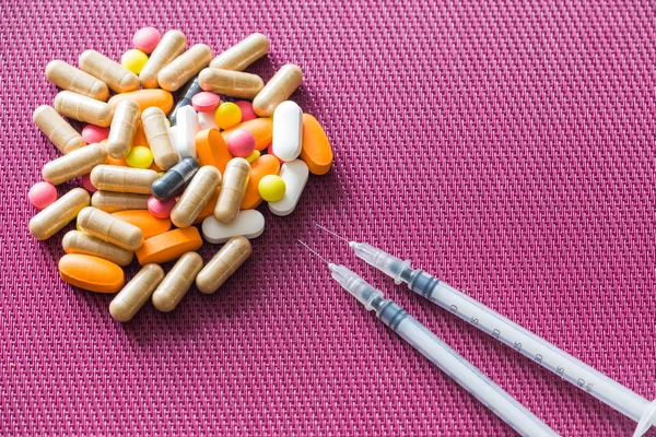 Medische tabletten en spuit — Stockfoto