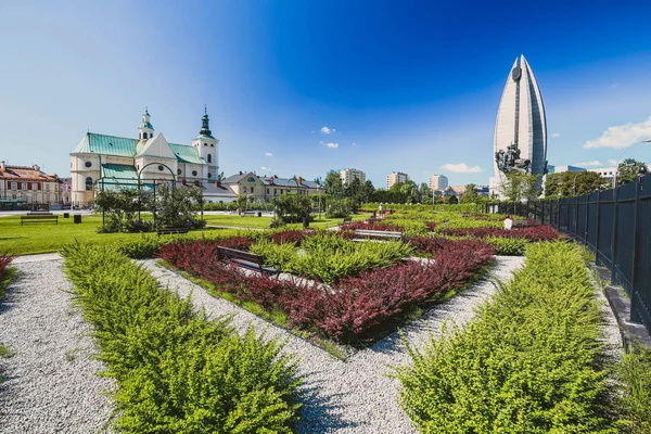 Rzeszow / offentliga trädgård i staden center — Stockfoto