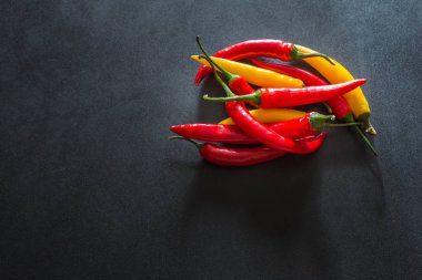 Bir metin için yer taş karanlık bir tablo renkli sıcak kırmızı biber