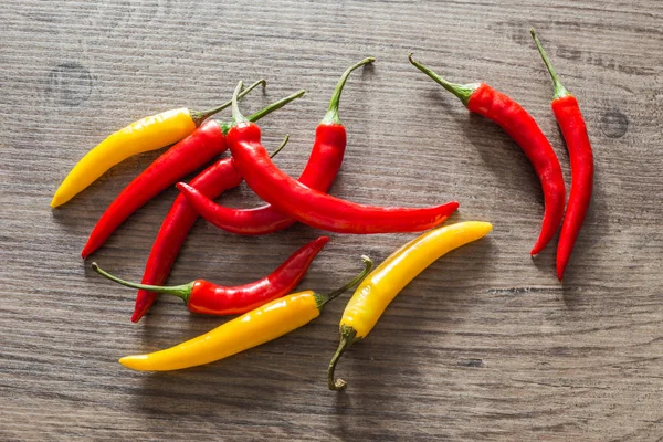 Ahşap bir masa üzerinde sıcak kırmızı biber 