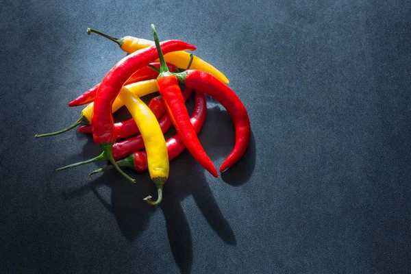 Bir metin için yer taş karanlık bir tablo renkli sıcak kırmızı biber