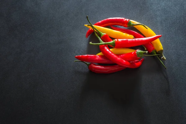 Bir metin için yer taş karanlık bir tablo renkli sıcak kırmızı biber