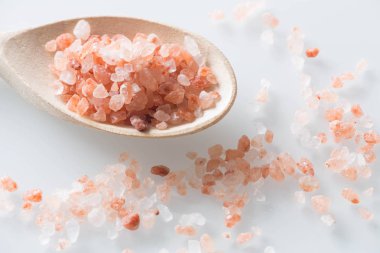 Himalaya tuz kaşık ve beyaz masada