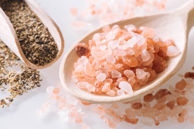  Himalaya tuz ve biber kaşık ve beyaz masada