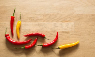 Renkli sıcak kırmızı biber üzerinde yazıt için yer ile masa lambası