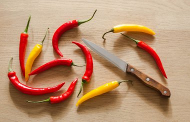 Masa lambası üzerinde renkli sıcak kırmızı biber