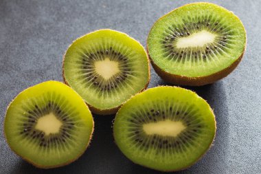 Kivi meyve bir tablo.