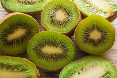 Kivi meyve bir tablo.