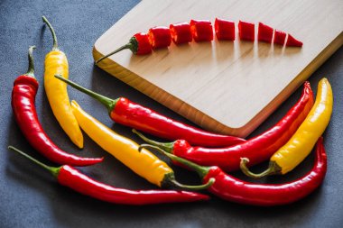 Taş karanlık bir tablo üzerinde renkli sıcak kırmızı biber