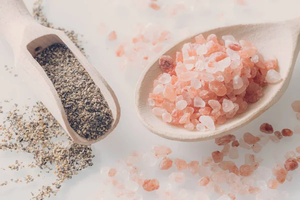 Himalaya tuz ve biber kaşık ve beyaz masada