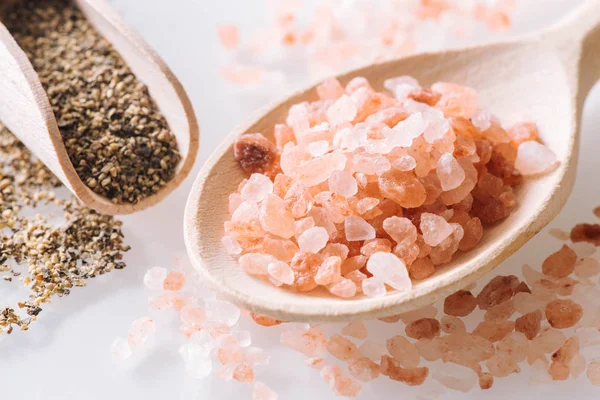  Himalaya tuz ve biber kaşık ve beyaz masada