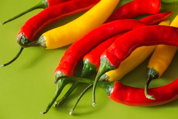 Colorido pimentón caliente sobre un fondo verde — Foto de Stock