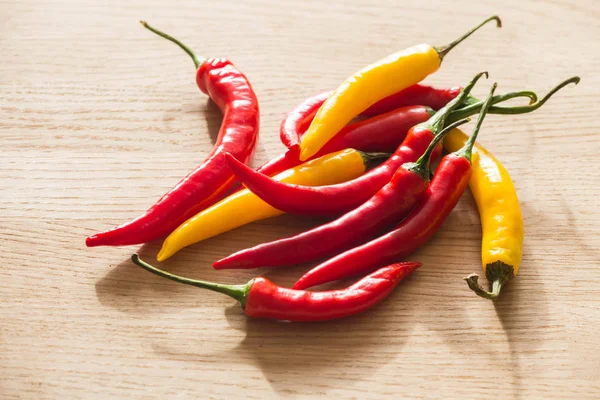 Masa lambası üzerinde renkli sıcak kırmızı biber