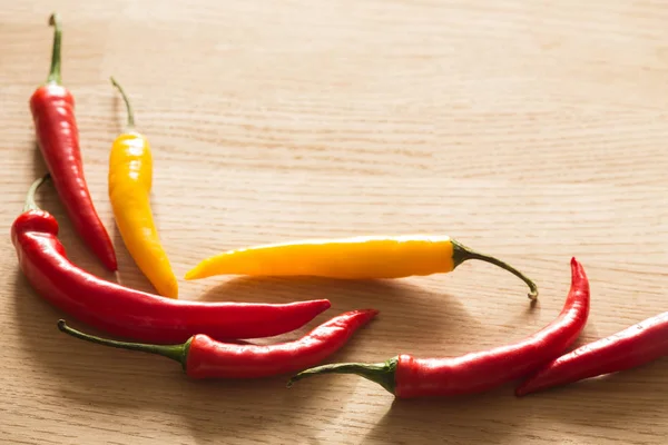 Colorido pimentón caliente en una mesa de luz con el lugar para la inscripción — Foto de Stock