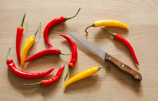 Masa lambası üzerinde renkli sıcak kırmızı biber