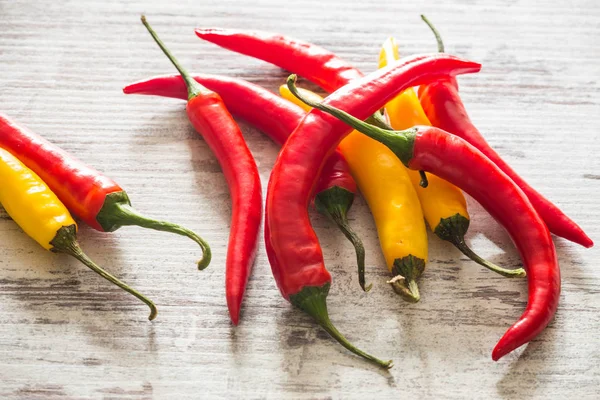 Colorido pimentón caliente en una mesa ligera — Foto de Stock