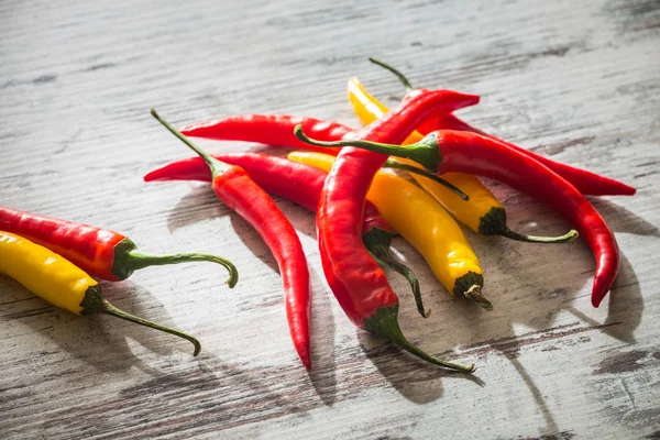 Colorido pimentón caliente en una mesa ligera — Foto de Stock