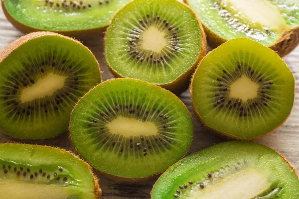 Kivi meyve bir tablo.