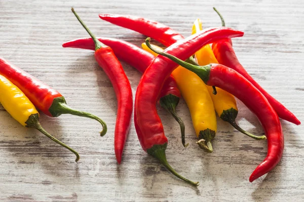 Masa lambası üzerinde renkli sıcak kırmızı biber