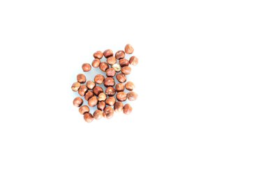 Lezzetleri fındık beyaz arka plan üzerinde dağınık 