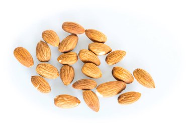 Lezzetleri badem beyaz arka plan üzerinde dağınık 