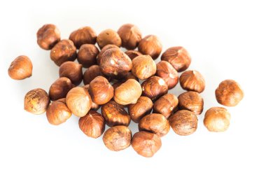 Lezzetleri fındık beyaz arka plan üzerinde dağınık 