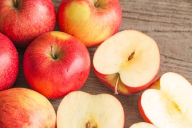 Sulu elma elma bir tabloda tüm ve kesme