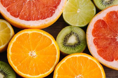 Ahşap bir masa üzerinde dilim taze meyve