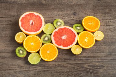 Ahşap bir masa üzerinde dilim taze meyve