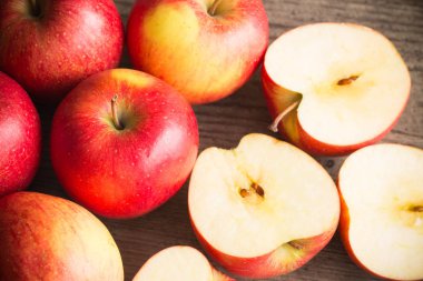 Sulu elma elma bir tabloda tüm ve kesme