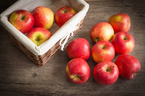 Lédús alma a kosárba és szétszóródott az asztalon — Stock Fotó
