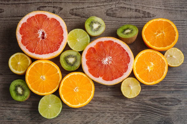 Vers fruit van de segmenten op een houten tafel — Stockfoto