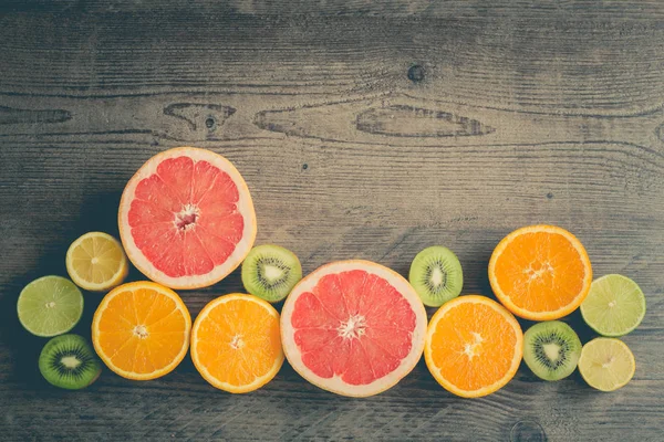 Kahverengi bir tahta üzerinde dilim taze meyve 