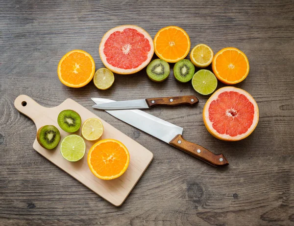 Fresly cut fruit, cutting board and knives — Stock Photo, Image