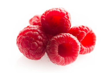 Beyaz arka planda ahududu