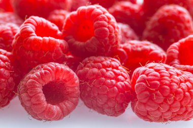 Beyaz arka planda ahududu