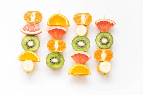 Espetos de frutas no fundo branco / o conceito de estilo de vida saudável — Fotografia de Stock
