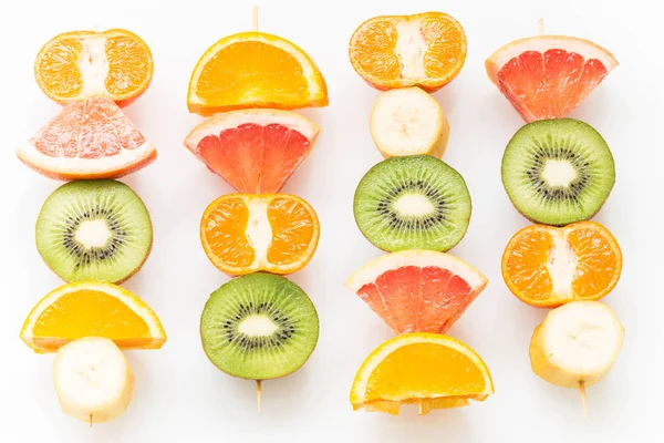 Espetos de frutas no fundo branco / o conceito de estilo de vida saudável — Fotografia de Stock