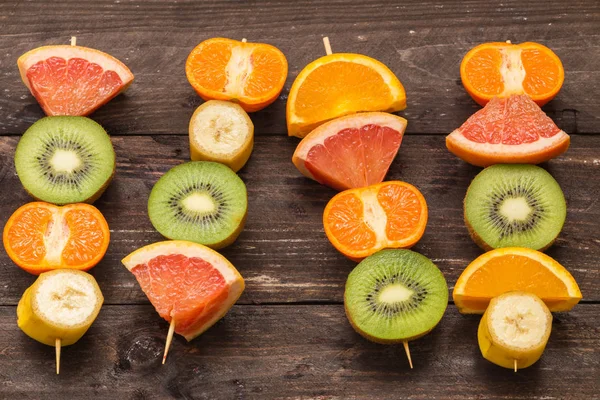 과일 나무 배경에 꼬치 / 건강 한 라이프 스타일의 개념 — 스톡 사진