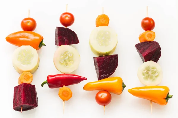 Espetos vegetais / o conceito de alimentação saudável — Fotografia de Stock