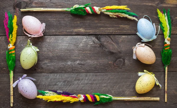 Œufs de Pâques et décoration sur fond en bois — Photo