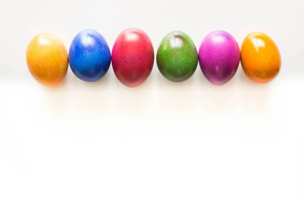 Oeufs peints colorés de Pâques sur fond blanc avec place pour l'inscription — Photo