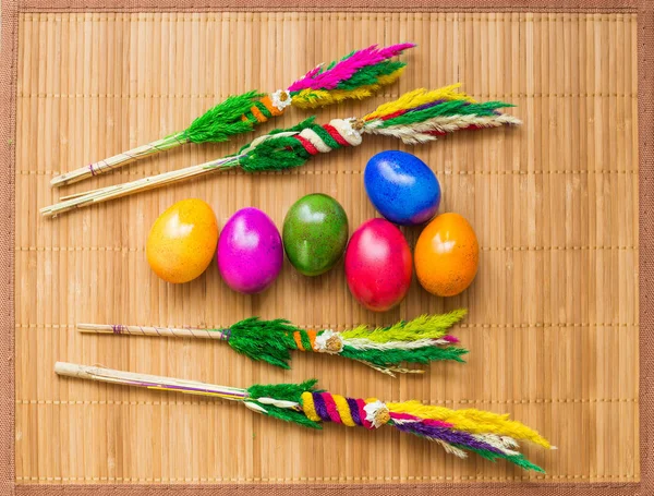 Pâques coloré oeufs peints et décoration — Photo