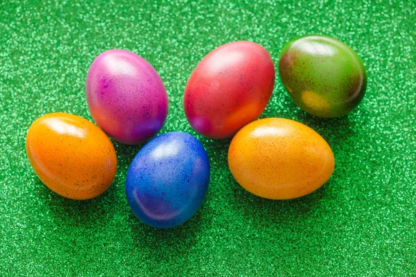 Oeufs peints colorés de Pâques sur fond vert — Photo