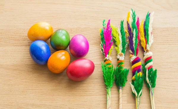 부활절 화려한 페인트 달걀과 장식 — 스톡 사진