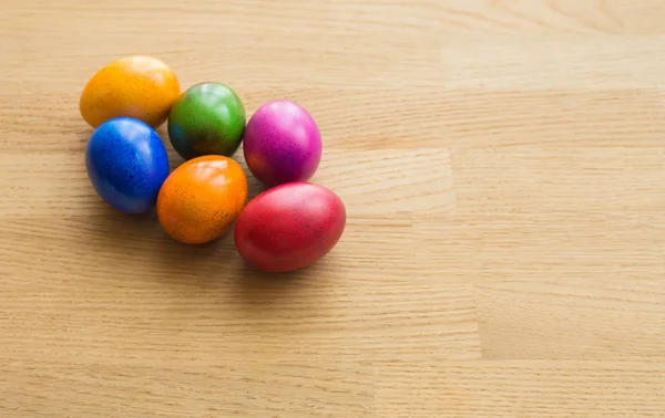 Oeufs peints colorés de Pâques avec place pour l'inscription — Photo